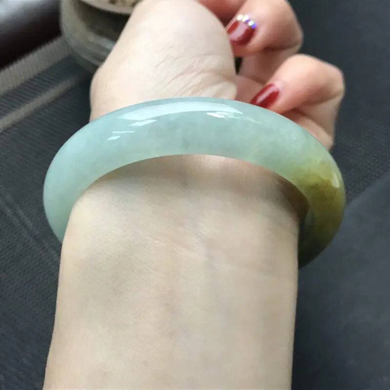 【天然翡翠A货 完美无纹无裂 糯化种豆色底飘黄翡正圈手镯 玉质水润油亮 颜色均匀 上手显眼更有特色哦 (下单前请先咨询货在不在,谢谢)】图5