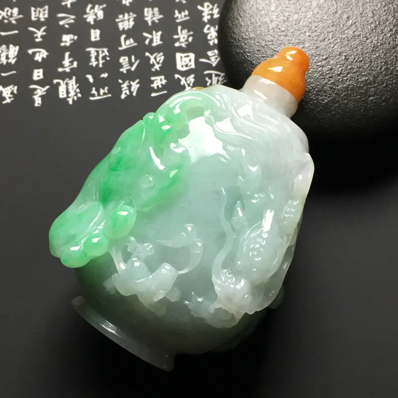 【糯种带色龙行天下鼻烟壶 尺寸77-45.5-34.5毫米 水润细腻 翠色艳丽 雕工精湛 收藏佳品】图3