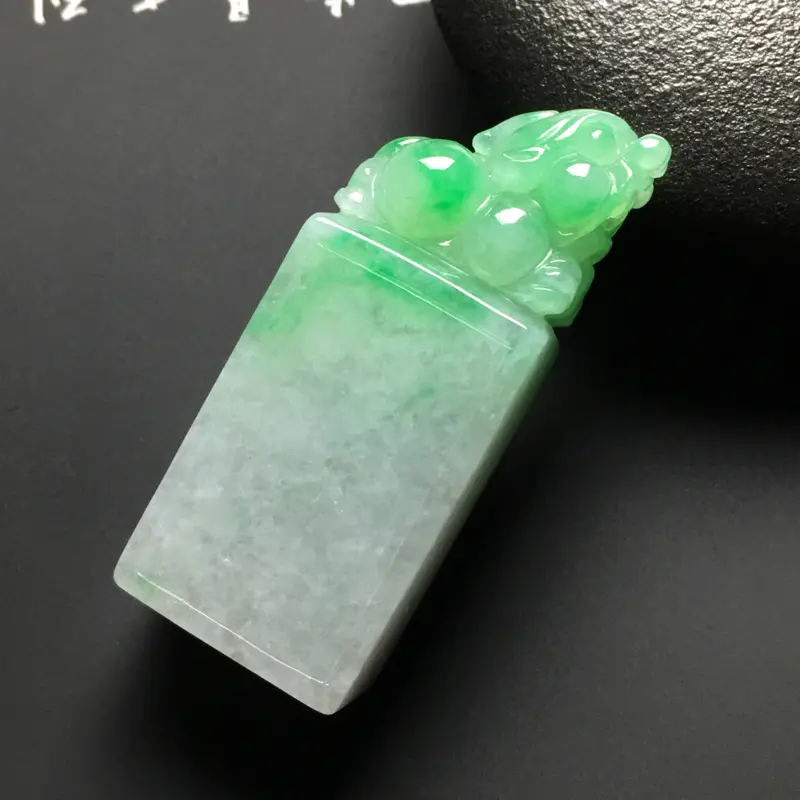 【糯种带色貔貅印章 尺寸45.5-18.5-13毫米 玉质水润 翠色艳丽】图3