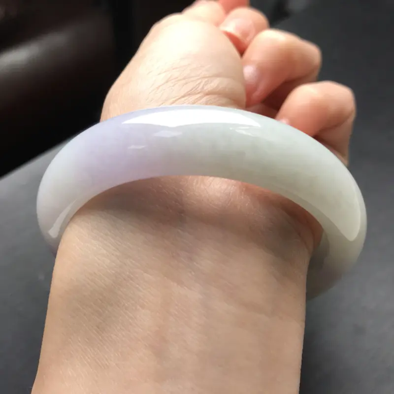 【天然翡翠A货 完美无纹无裂 糯种紫罗兰正圈手镯 质地细腻水润 色泽浓郁靓丽 梦幻紫给人一种很神秘仙气的一款镯子】图8