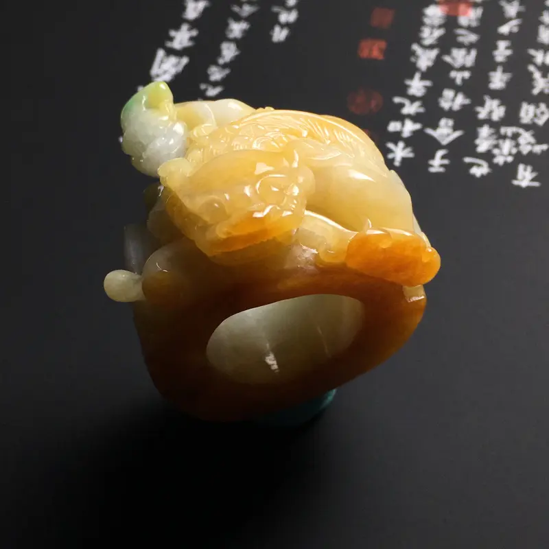 【糯种三彩貔貅扳指 尺寸45.5-28-16毫米 内直径21.5毫米 玉质细腻 色彩艳丽 雕工精湛】图2