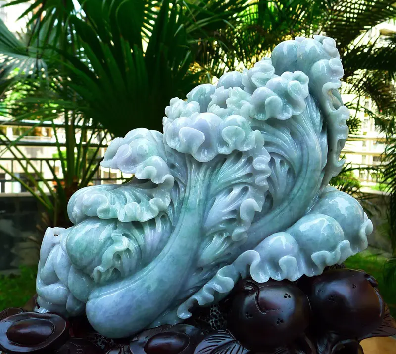 【精雕超大件白菜摆件 缅甸天然翡翠A货 精美春带彩 八方来财 财源广进 升官发财 白菜摆件 雕刻精美线条流畅 种水好 搭配精美高档檀木底座 尺寸 380.380.180裸石尺寸350.200.110裸石重量15.80斤 送礼佳品赞 霸气大件 收藏 送礼佳品】图3
