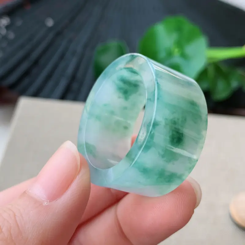 【天然翡翠A货-飘花扳指_种好,玉质细腻,水头饱满,形体漂亮,水润精致,上手效果佳,尺寸22.6*14.4*4mm】图4