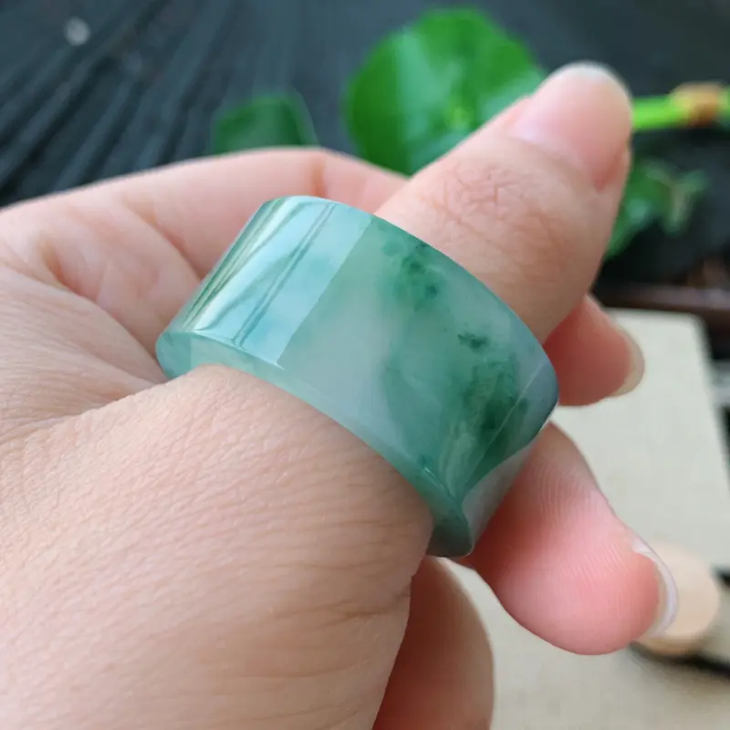 【天然翡翠A货-飘花扳指_种好,玉质细腻,水头饱满,形体漂亮,水润精致,上手效果佳,尺寸22.6*14.4*4mm】图7