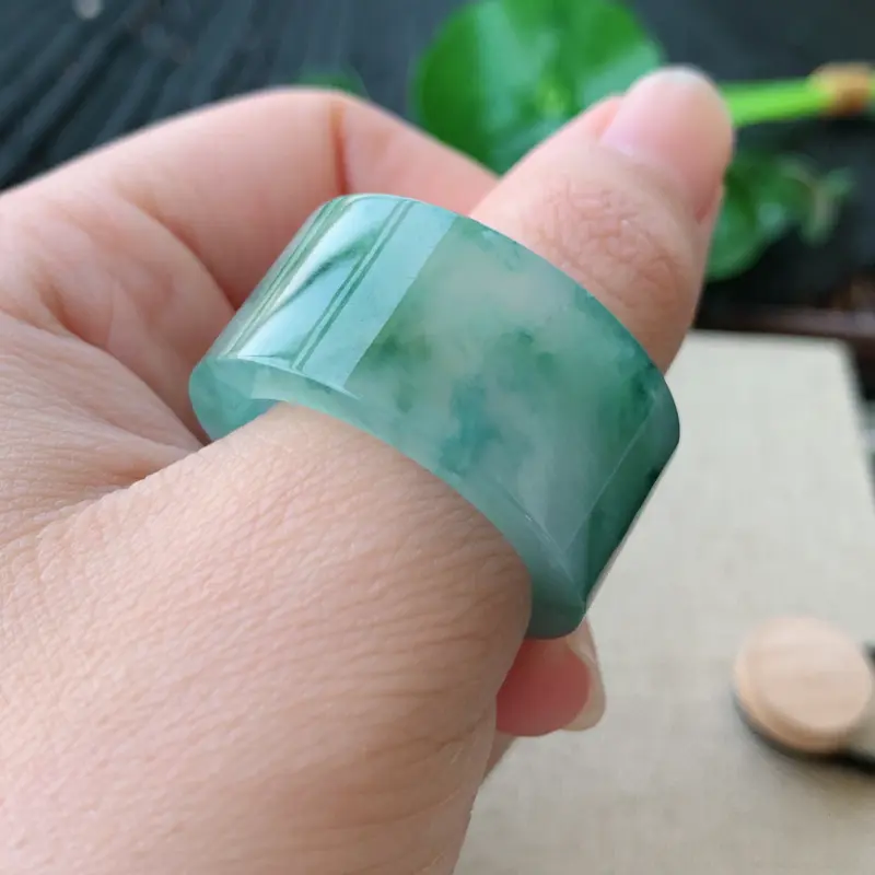 【天然翡翠A货-飘花扳指_种好,玉质细腻,水头饱满,形体漂亮,水润精致,上手效果佳,尺寸22.6*14.4*4mm】图6