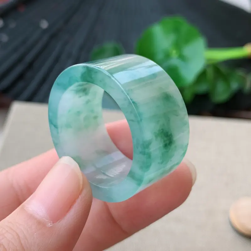 【天然翡翠A货-飘花扳指_种好,玉质细腻,水头饱满,形体漂亮,水润精致,上手效果佳,尺寸22.6*14.4*4mm】图3
