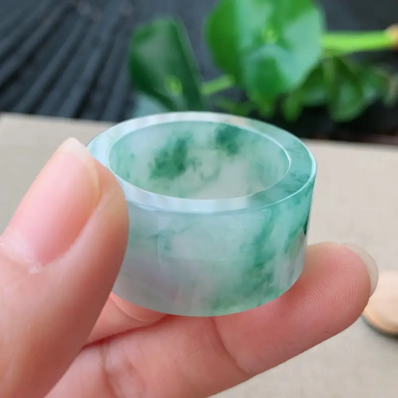 【天然翡翠A货-飘花扳指_种好,玉质细腻,水头饱满,形体漂亮,水润精致,上手效果佳,尺寸22.6*14.4*4mm】图5