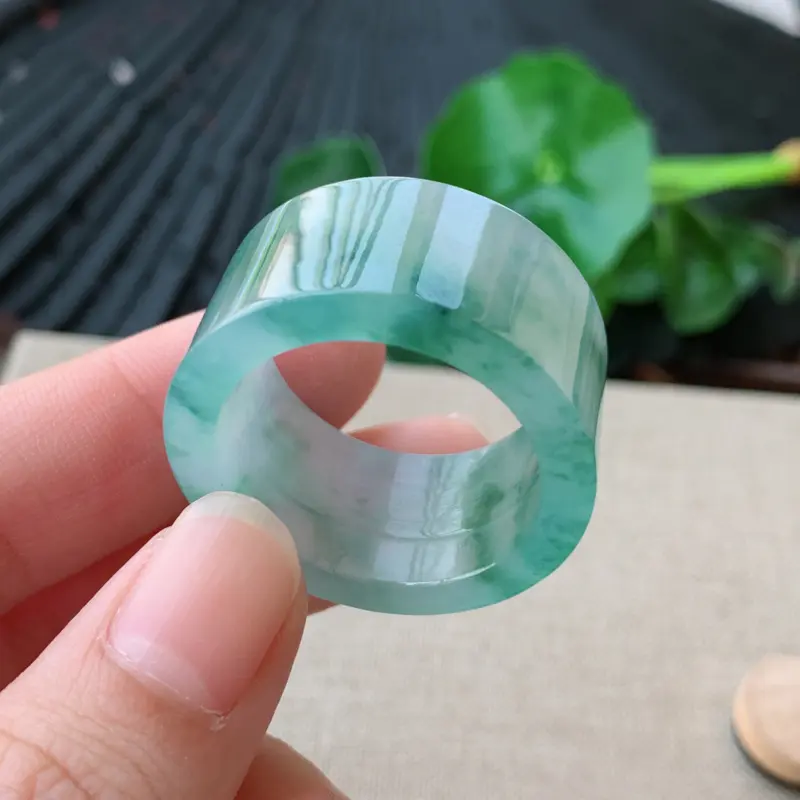 【天然翡翠A货-飘花扳指_种好,玉质细腻,水头饱满,形体漂亮,水润精致,上手效果佳,尺寸22.6*14.4*4mm】图2