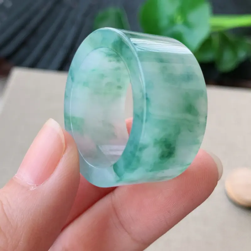 【天然翡翠A货-飘花扳指_种好,玉质细腻,水头饱满,形体漂亮,水润精致,上手效果佳,尺寸22.6*14.4*4mm】图1