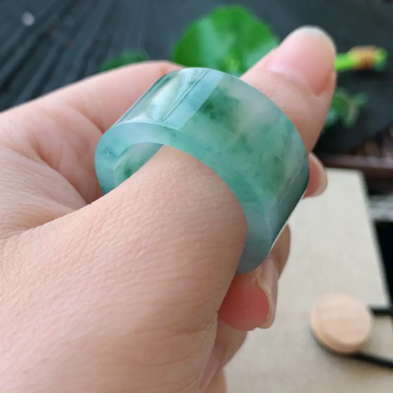 【天然翡翠A货-飘花扳指_种好,玉质细腻,水头饱满,形体漂亮,水润精致,上手效果佳,尺寸22.6*14.4*4mm】图8