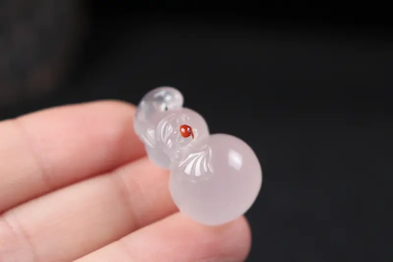 【【福禄双全】冰飘飘红俏色巧雕葫芦,高冰起荧光,飘红巧雕蝙蝠鸿运当头,乖巧精致,整体无胶无裂无杂】图4