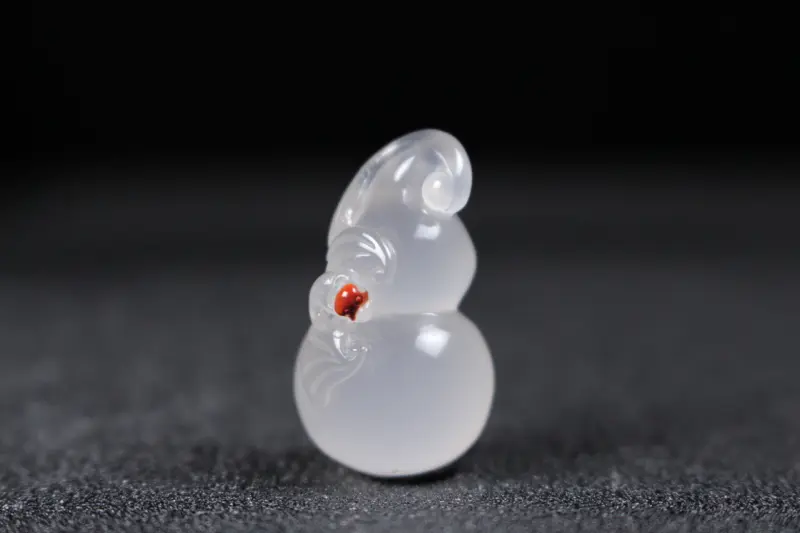 【【福禄双全】冰飘飘红俏色巧雕葫芦,高冰起荧光,飘红巧雕蝙蝠鸿运当头,乖巧精致,整体无胶无裂无杂】图2