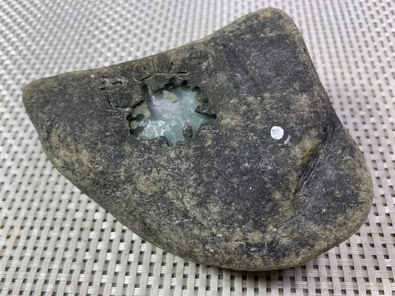【#免费解石加工手镯# 【名称】850克老莫湾基场口开窗手镯料。 【重量】850克 【尺寸】 110*80*40MM 【产地】缅甸新货翡翠原石 【描述】缅甸莫湾基开窗手镯料,料子全身打灯水头好,刚味足,种够老,裂少,赌手镯,喜欢的翠友速来】图4
