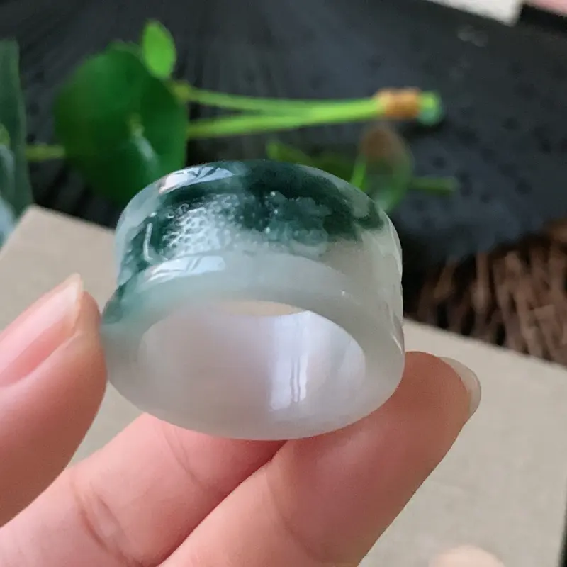 【天然翡翠A货-飘花扳指_种好,玉质细腻,水头饱满,形体漂亮,水润精致,上手效果佳,尺寸21.7*14*4.4mm】图1