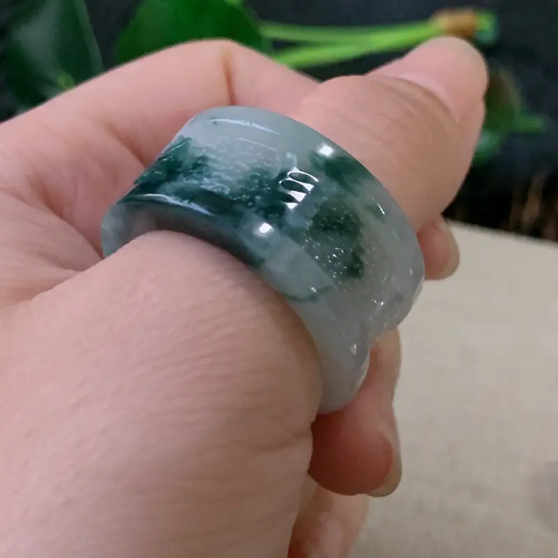 【天然翡翠A货-飘花扳指_种好,玉质细腻,水头饱满,形体漂亮,水润精致,上手效果佳,尺寸21.7*14*4.4mm】图5