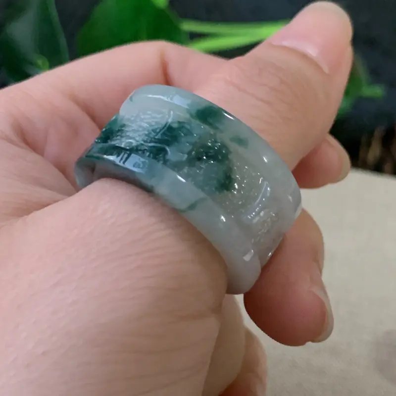 【天然翡翠A货-飘花扳指_种好,玉质细腻,水头饱满,形体漂亮,水润精致,上手效果佳,尺寸21.7*14*4.4mm】图6