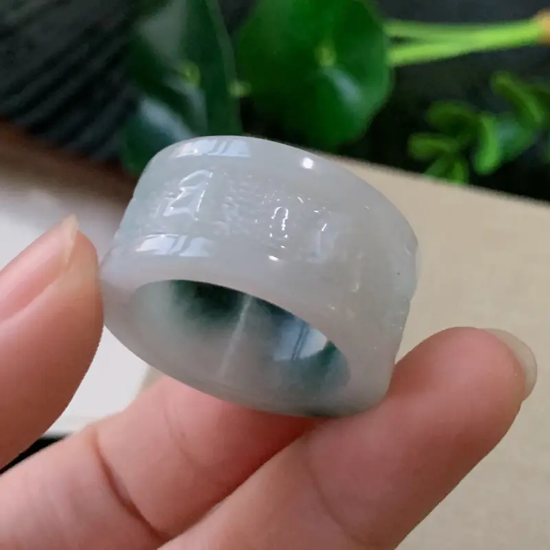【天然翡翠A货-飘花扳指_种好,玉质细腻,水头饱满,形体漂亮,水润精致,上手效果佳,尺寸21.7*14*4.4mm】图3