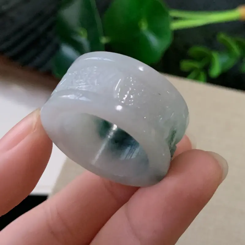 【天然翡翠A货-飘花扳指_种好,玉质细腻,水头饱满,形体漂亮,水润精致,上手效果佳,尺寸21.7*14*4.4mm】图4