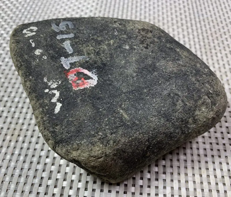 【#免费解石加工手镯# 【名称】850克老莫湾基场口开窗手镯料。 【重量】850克 【尺寸】 110*80*40MM 【产地】缅甸新货翡翠原石 【描述】缅甸莫湾基开窗手镯料,料子全身打灯水头好,刚味足,种够老,裂少,赌手镯,喜欢的翠友速来】图5