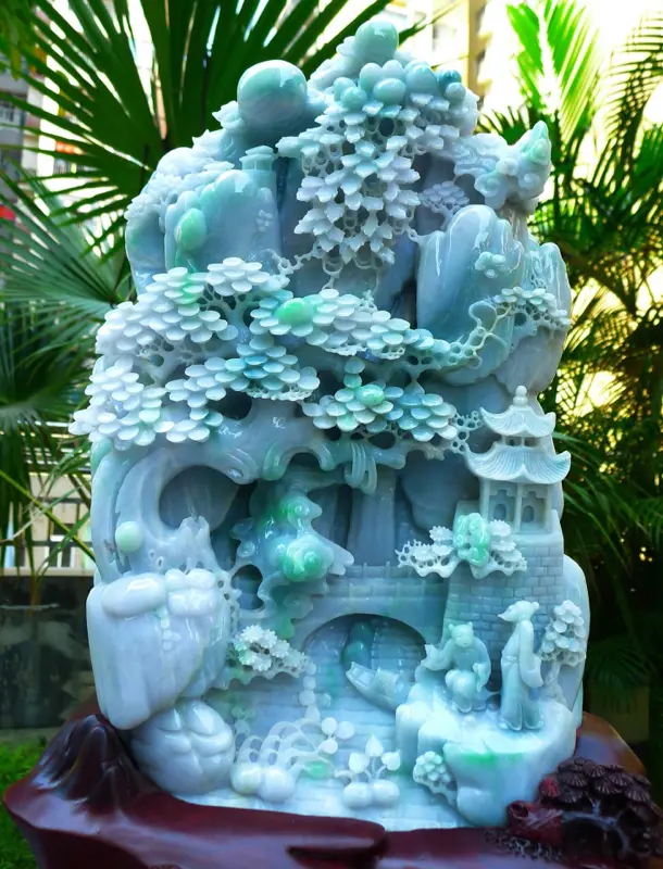 【超大件山水摆件 缅甸天然翡翠A货 精美 老坑飘花 高山流水 山水摆件 雕刻精美线条流畅 种水好 层次分明 丰富多彩 搭配精美高档檀木底座 尺寸540.350.190裸石尺寸400.260.90裸石重量28.95斤 送礼佳品大件 水头足 工艺精湛】图6