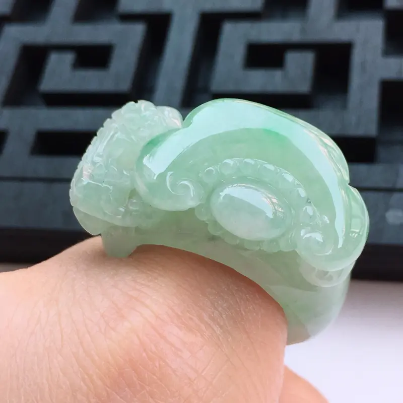 【翡翠a货,糯种水润淡绿精雕如意翡翠戒指,玉质细腻,种水一流,雕工栩栩如生,尺寸内径21.5/16.0/10.0,】图7