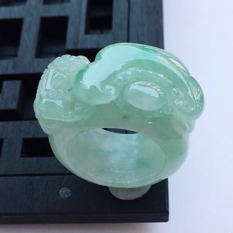 【翡翠a货,糯种水润淡绿精雕如意翡翠戒指,玉质细腻,种水一流,雕工栩栩如生,尺寸内径21.5/16.0/10.0,】图3