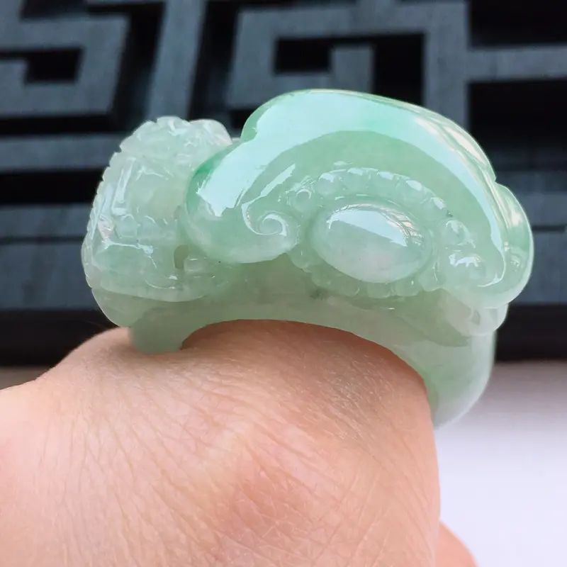 【翡翠a货,糯种水润淡绿精雕如意翡翠戒指,玉质细腻,种水一流,雕工栩栩如生,尺寸内径21.5/16.0/10.0,】图8