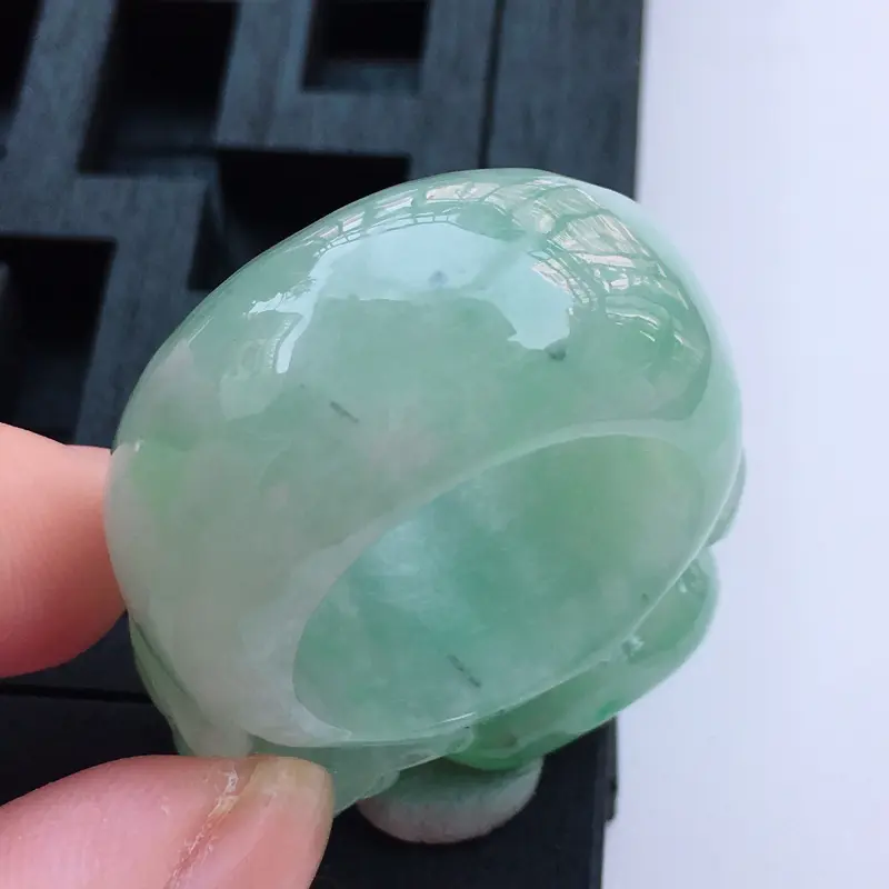【翡翠a货,糯种水润淡绿精雕如意翡翠戒指,玉质细腻,种水一流,雕工栩栩如生,尺寸内径21.5/16.0/10.0,】图6