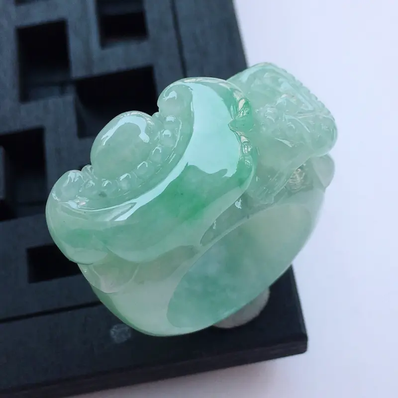 【翡翠a货,糯种水润淡绿精雕如意翡翠戒指,玉质细腻,种水一流,雕工栩栩如生,尺寸内径21.5/16.0/10.0,】图1