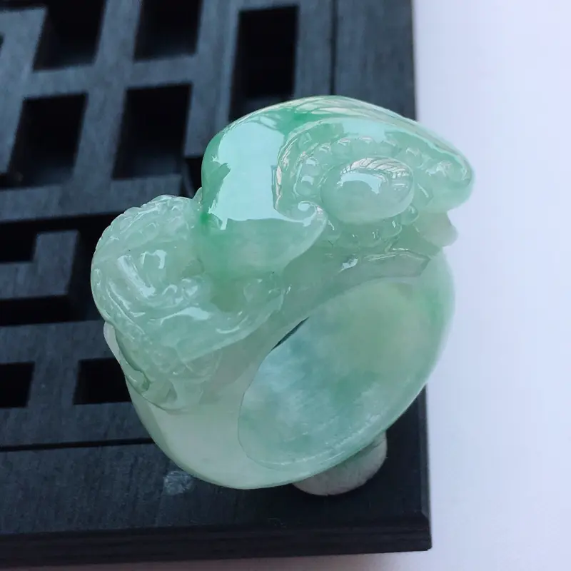 【翡翠a货,糯种水润淡绿精雕如意翡翠戒指,玉质细腻,种水一流,雕工栩栩如生,尺寸内径21.5/16.0/10.0,】图4