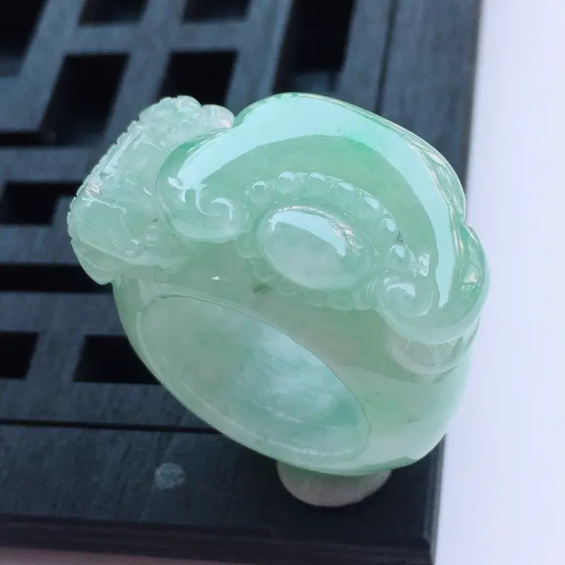 【翡翠a货,糯种水润淡绿精雕如意翡翠戒指,玉质细腻,种水一流,雕工栩栩如生,尺寸内径21.5/16.0/10.0,】图5