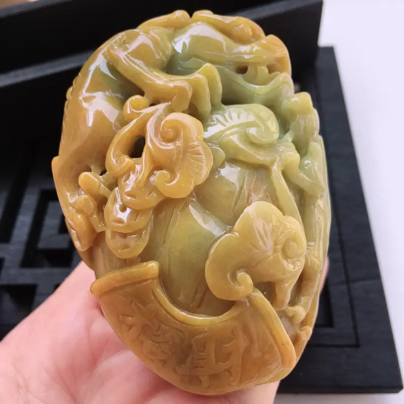 【翡翠a货,糯种水润褐黄色精雕翡翠貔貅手把件,玉质细腻,颜色鲜艳艳丽,雕工栩栩如生,尺寸78.2/53.6/36.6】图9