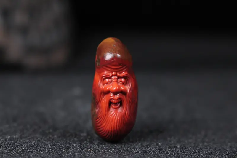 【【南极仙翁】鸡血锦红包浆立体雕刻南极仙翁,在雕刻老师的手下人物刻画生动形象传神,寓意深长:福寿安康延年益寿,整体无胶无裂无杂。】图2