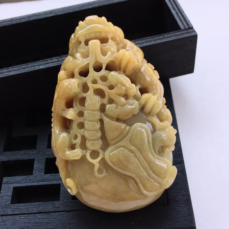【翡翠a货,糯种水润褐黄色精雕翡翠貔貅手把件,玉质细腻,颜色鲜艳艳丽,雕工栩栩如生,尺寸85.0/53.2/34.8,】图1