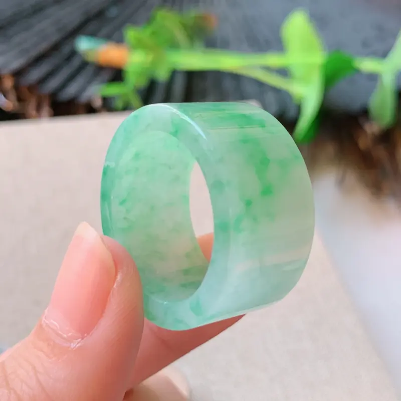 【天然翡翠A货-种好飘绿扳指_种好,玉质细腻,水头饱满,形体漂亮,水润精致,上手效果佳,尺寸22.1*14.1*3.7mm】图1