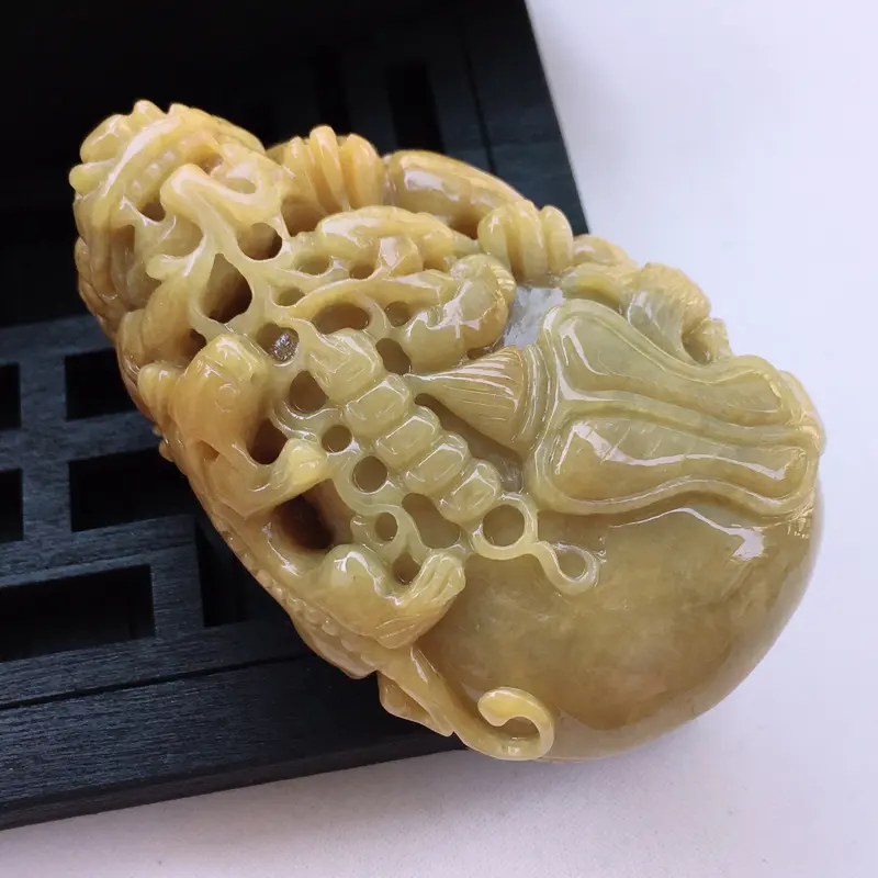 【翡翠a货,糯种水润褐黄色精雕翡翠貔貅手把件,玉质细腻,颜色鲜艳艳丽,雕工栩栩如生,尺寸85.0/53.2/34.8,】图3