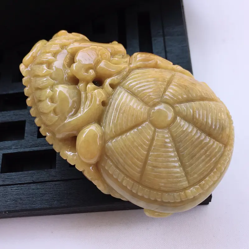 【翡翠a货,糯种水润褐黄色精雕翡翠貔貅手把件,玉质细腻,颜色鲜艳艳丽,雕工栩栩如生,尺寸85.0/53.2/34.8,】图5