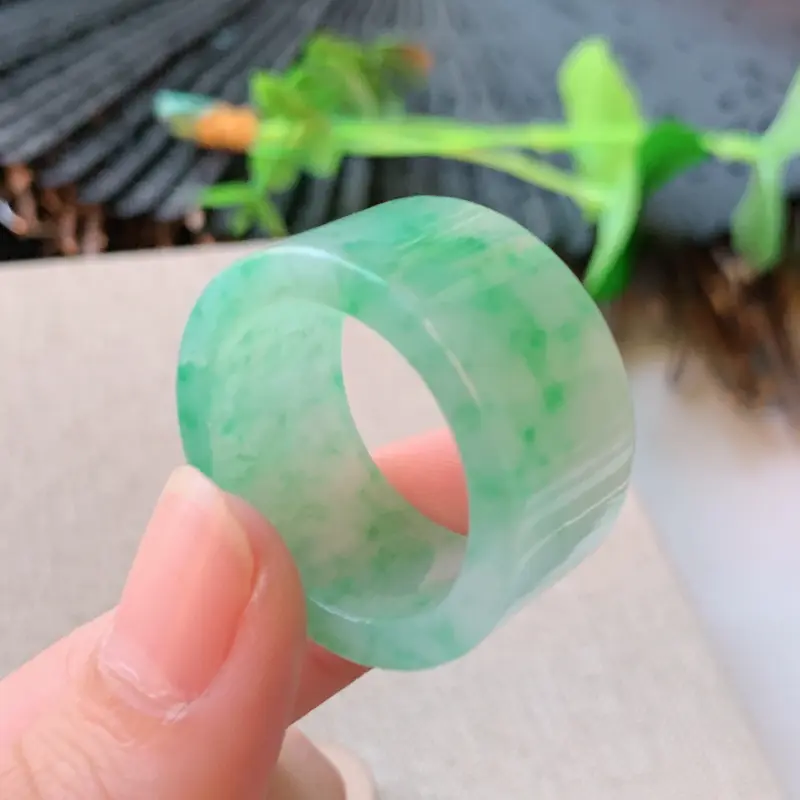 【天然翡翠A货-种好飘绿扳指_种好,玉质细腻,水头饱满,形体漂亮,水润精致,上手效果佳,尺寸22.1*14.1*3.7mm】图2