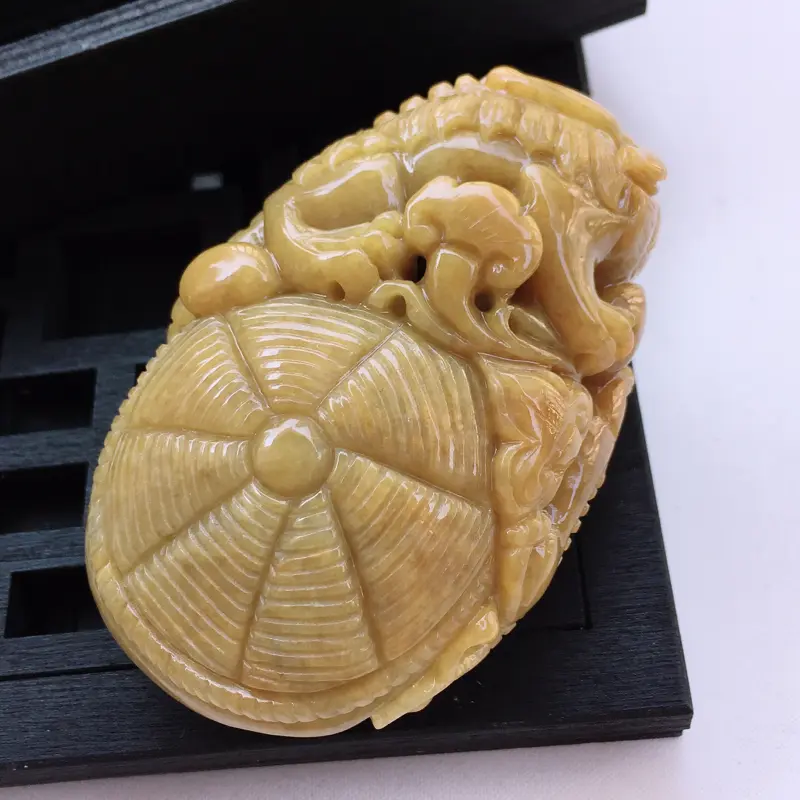 【翡翠a货,糯种水润褐黄色精雕翡翠貔貅手把件,玉质细腻,颜色鲜艳艳丽,雕工栩栩如生,尺寸85.0/53.2/34.8,】图6