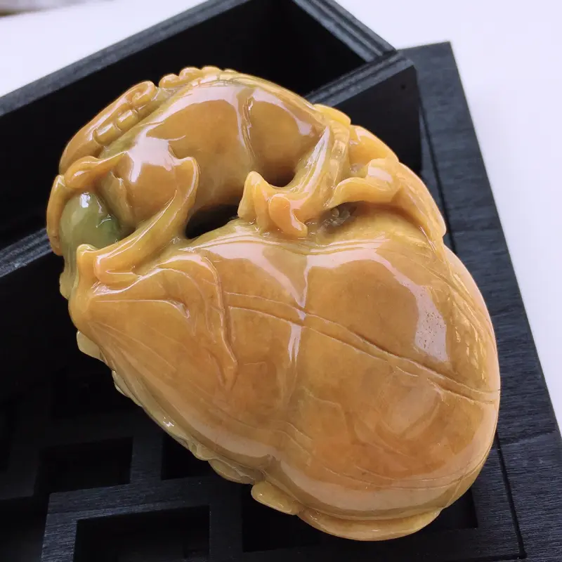 【翡翠a货,糯种水润褐黄色精雕翡翠貔貅手把件,玉质细腻,颜色鲜艳艳丽,雕工栩栩如生,尺寸78.2/53.6/36.6】图5