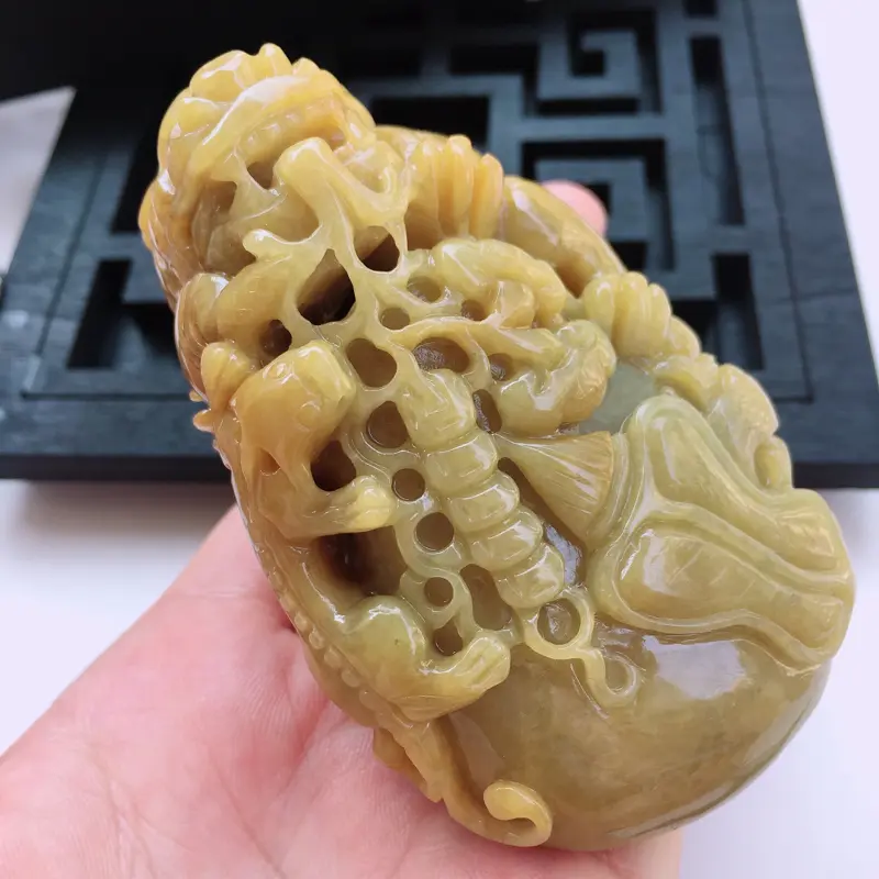 【翡翠a货,糯种水润褐黄色精雕翡翠貔貅手把件,玉质细腻,颜色鲜艳艳丽,雕工栩栩如生,尺寸85.0/53.2/34.8,】图8