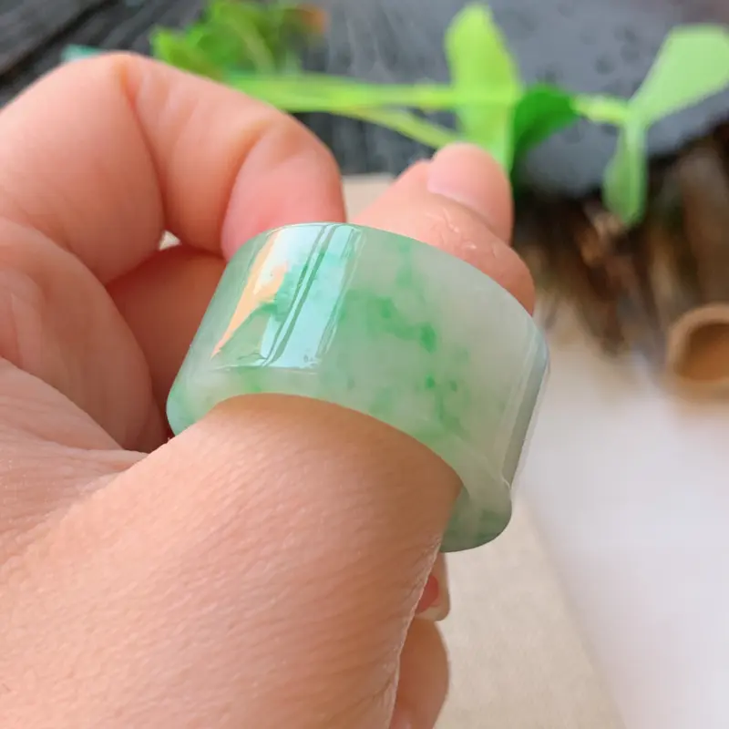 【天然翡翠A货-种好飘绿扳指_种好,玉质细腻,水头饱满,形体漂亮,水润精致,上手效果佳,尺寸22.1*14.1*3.7mm】图4