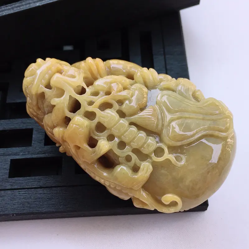 【翡翠a货,糯种水润褐黄色精雕翡翠貔貅手把件,玉质细腻,颜色鲜艳艳丽,雕工栩栩如生,尺寸85.0/53.2/34.8,】图4