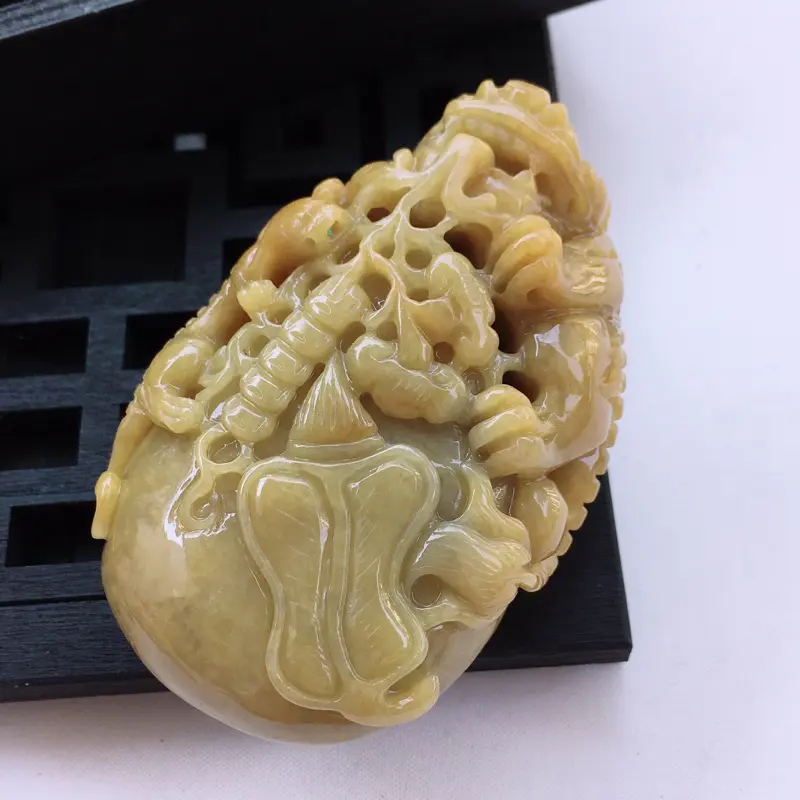 【翡翠a货,糯种水润褐黄色精雕翡翠貔貅手把件,玉质细腻,颜色鲜艳艳丽,雕工栩栩如生,尺寸85.0/53.2/34.8,】图2