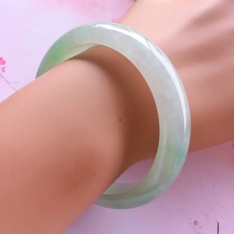 【正圈57.4mm,冰糯种飘绿花正圈手镯,底子细腻冰润,飘花清新淡雅,上手效果好】图7