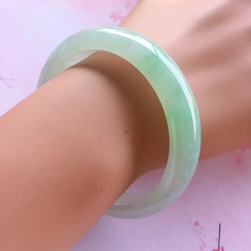 【正圈57.4mm,冰糯种飘绿花正圈手镯,底子细腻冰润,飘花清新淡雅,上手效果好】图6