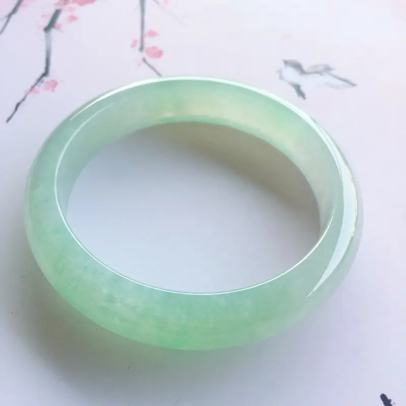 【正圈57.4mm,冰糯种飘绿花正圈手镯,底子细腻冰润,飘花清新淡雅,上手效果好】图3