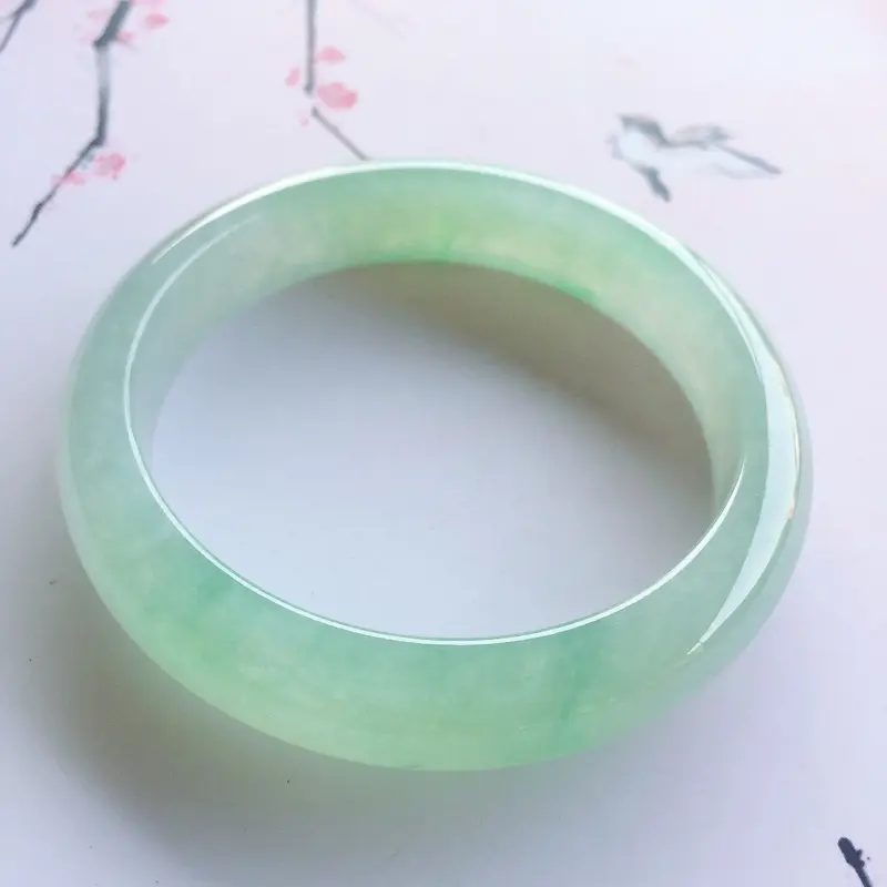 【正圈57.4mm,冰糯种飘绿花正圈手镯,底子细腻冰润,飘花清新淡雅,上手效果好】图1