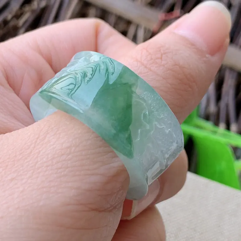 【天然翡翠A货-飘花扳指_种好,玉质细腻,水头饱满,形体漂亮,水润精致,上手效果佳,尺寸21.8*13.2*4.2mm】图8
