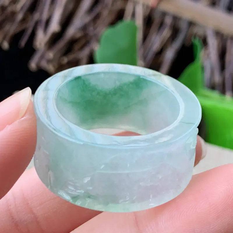 【天然翡翠A货-飘花扳指_种好,玉质细腻,水头饱满,形体漂亮,水润精致,上手效果佳,尺寸21.8*13.2*4.2mm】图5